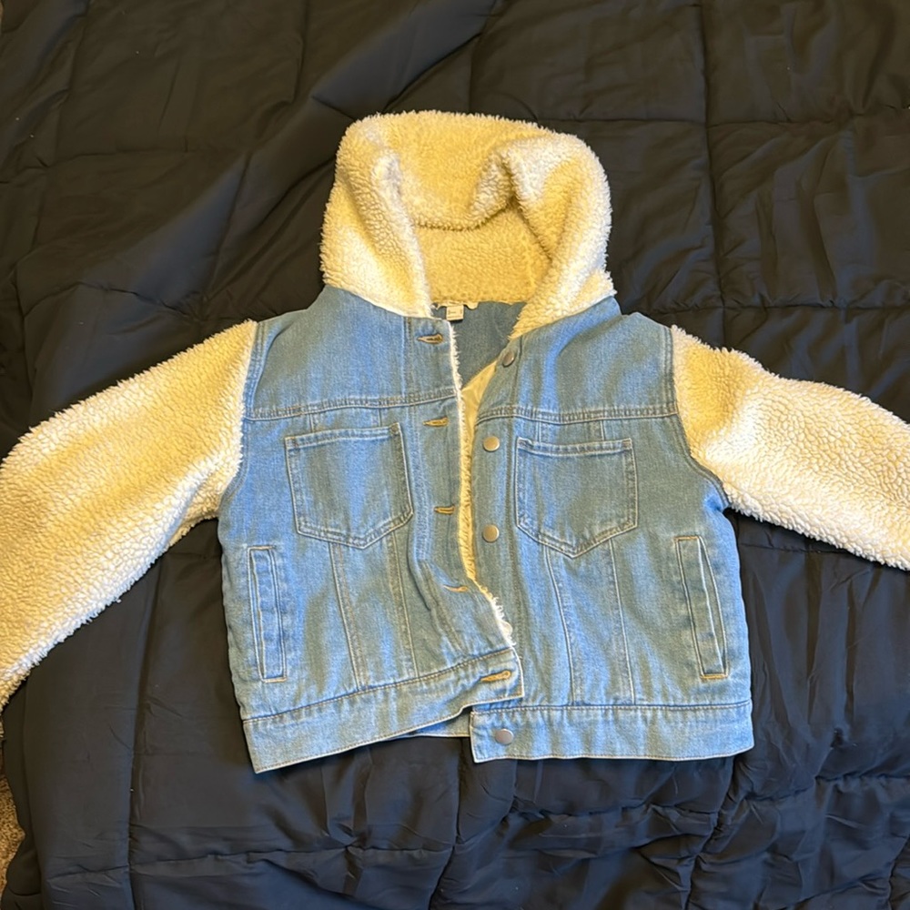 Forever 21 coat. discoloration inside jacket from use. In good condition.